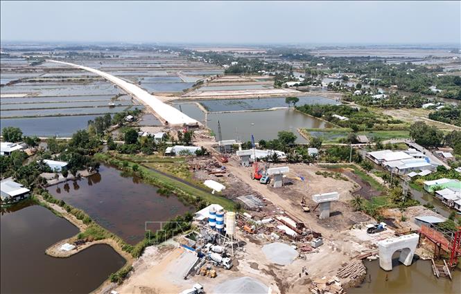 Đường Hồ Chí Minh đoạn Gò Quao - Vĩnh Thuận qua huyện Hồng Dân, tỉnh Bạc Liêu được khẩn trương thi công. Ảnh: Hồng Đạt - TTXVN 
