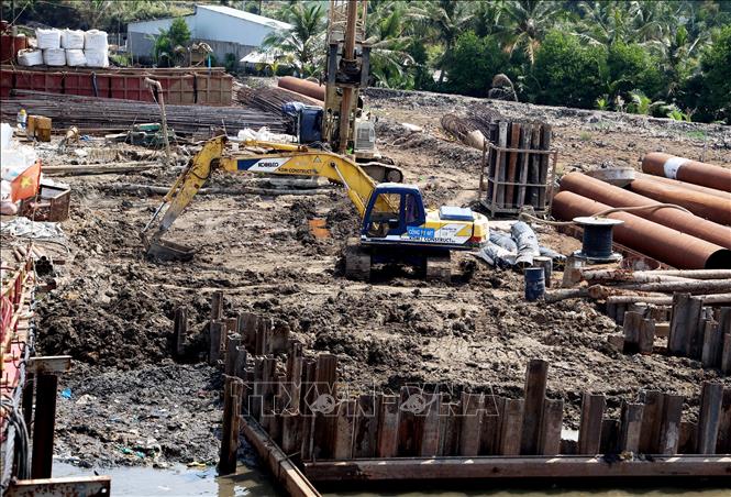 Thi công đường Hồ Chí Minh đoạn Gò Quao - Vĩnh Thuận qua huyện Hồng Dân, tỉnh Bạc Liêu. Ảnh: Hồng Đạt - TTXVN