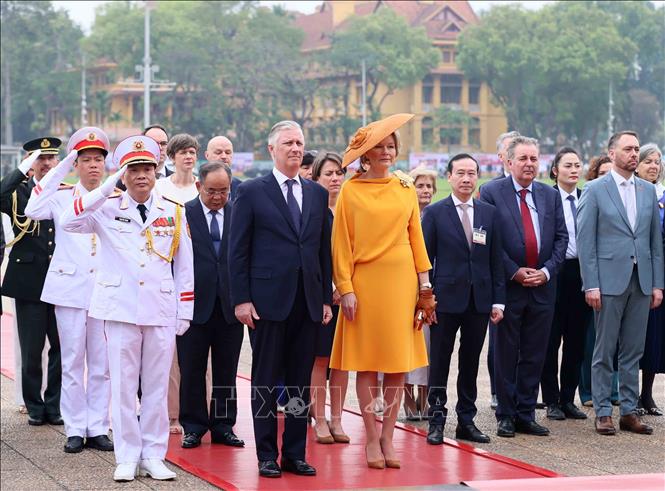 Nhà Vua Vương quốc Bỉ Philippe và Hoàng hậu Mathilde đến đặt vòng hoa và vào Lăng viếng Chủ tịch Hồ Chí Minh. Ảnh: An Đăng - TTXVN