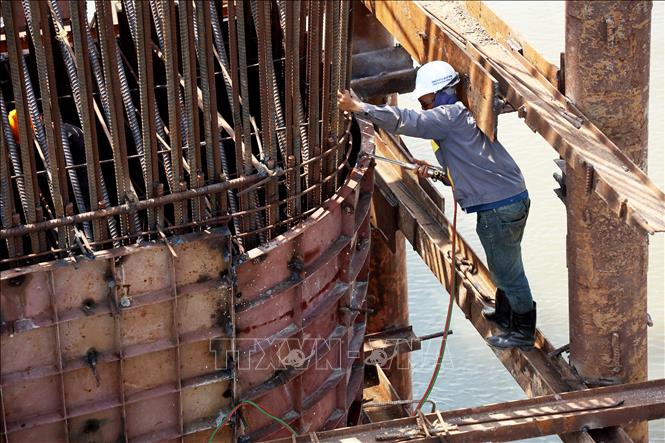 Thi công cầu Chắc Băng thuộc dự án đường Hồ Chí Minh đoạn Gò Quao - Vĩnh Thuận. Ảnh: Hồng Đạt - TTXVN
