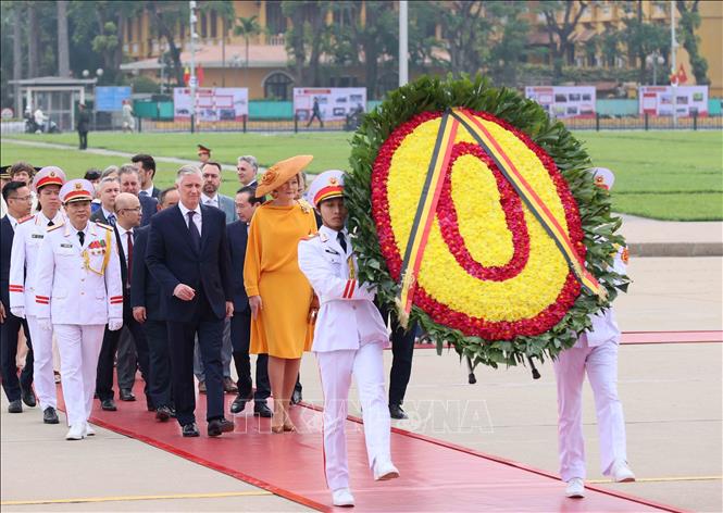 Nhà Vua Vương quốc Bỉ Philippe và Hoàng hậu Mathilde đến đặt vòng hoa và vào Lăng viếng Chủ tịch Hồ Chí Minh. Ảnh: An Đăng - TTXVN