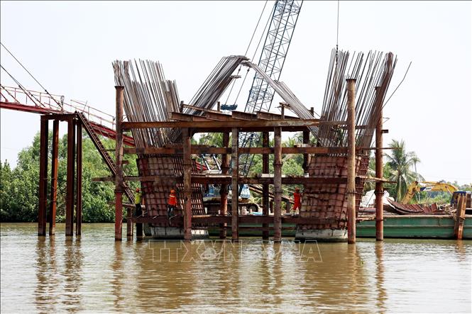 Công nhân dự án đường Hồ Chí Minh làm việc “3 ca, 4 kíp”, phấn đấu đưa dự án về đích đúng kế hoạch. Ảnh: Hồng Đạt - TTXVN 
