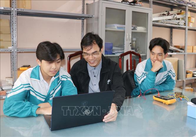 Nhóm học sinh đang nỗ lực hoàn thiện dự án trước khi tham dự Hội thi Khoa học Kỹ thuật Quốc tế 2025 tại Mỹ sắp tới. Ảnh: Thanh Thuỷ-TTXVN