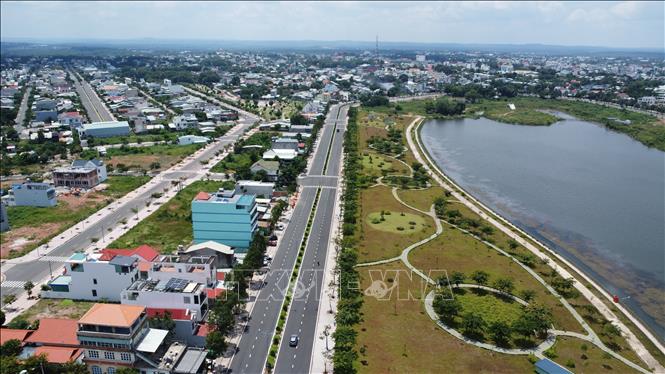 Với việc phát triển vượt bậc về cơ sở hạ tầng, giao thông và sức hút đầu tư, Đồng Xoài được kỳ vọng sẽ là vùng đất mới của nhiều doanh nghiệp bất động sản. Ảnh: Nhật Bình - TTXVN