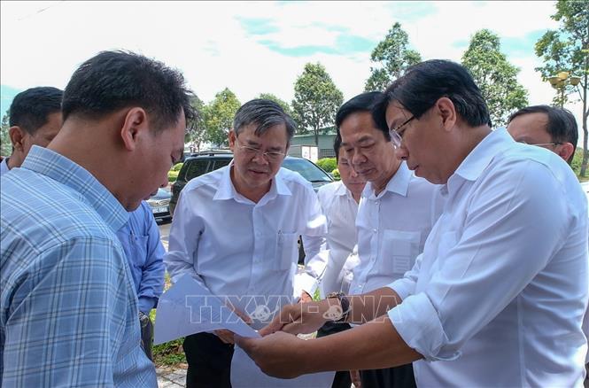 Bí thư Thành ủy Cần Thơ Đỗ Thanh Bình và Chủ tịch UBND thành phố Trương Cảnh Tuyên xem thông tin dự án Trung tâm thương mại Aeon Mall tại chuyến kiểm tra ngày 1/4/2025. Ảnh: Thanh Liêm - TTXVN