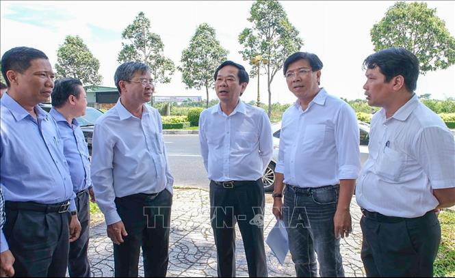 Bí thư Thành ủy Cần Thơ Đỗ Thanh Bình và Chủ tịch UBND thành phố Trương Cảnh Tuyên kiểm tra vị trí xây dựng trung tâm thương mại Aeon Mall ngày 1/4/2025. Ảnh: Thanh Liêm - TTXVN 