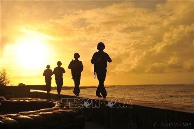 Tỉnh Khánh Hòa có vị thế địa - chiến lược quan trọng, nơi có huyện đảo Trường Sa, quân cảng Cam Ranh, cảng biển nước sâu trung chuyển quốc tế Vân Phong,… Trong ảnh: Các chiến sĩ trẻ đảo Phan Vinh, huyện đảo Trường Sa, tuần tra canh gác, giữ vững chủ quyền vùng biển, vùng trời của Tổ quốc. Ảnh: Minh Đức – TTXVN