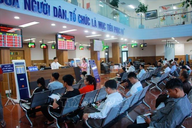 Người dân đến làm thủ tục tại Trung tâm phục vụ hành chính công tỉnh Khánh Hòa. Ảnh: Phan Sáu - TTXVN
