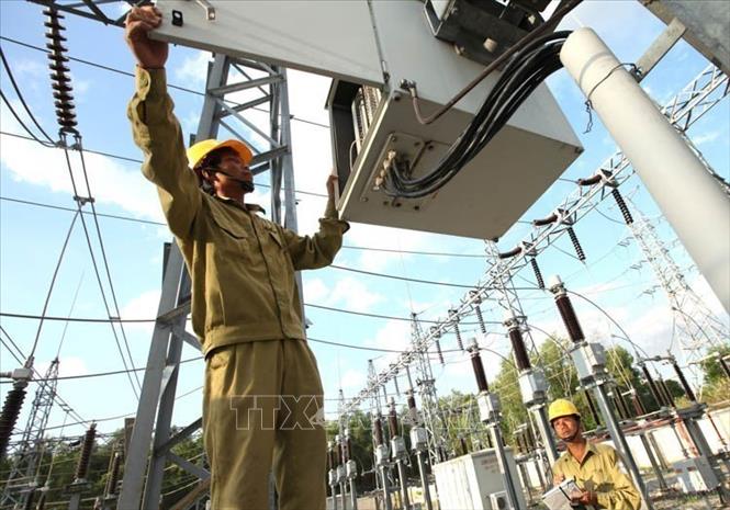 Công nhân Truyền tải Điện Phú Yên tăng cường kiểm tra thiết bị trạm biến áp 220kV Tuy Hòa phòng ngừa sự cố do nhiệt độ cao. Ảnh: Ngọc Hà - TTXVN.