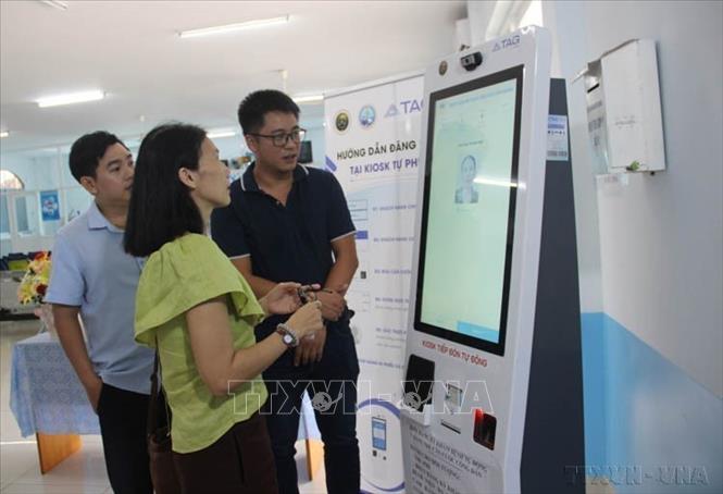 Xác thực sinh trắc học trên máy đăng ký khám bệnh tự động tại Bệnh viện viện Đa khoa Khu vực Cam Ranh, giúp giảm thời gian chờ đợi đăng ký khám bệnh; đồng thời góp phần nâng cao hiệu quả chuyển đổi số trong ngành Y tế Khánh Hòa (2024). Ảnh: Phan Sáu - TTXVN

