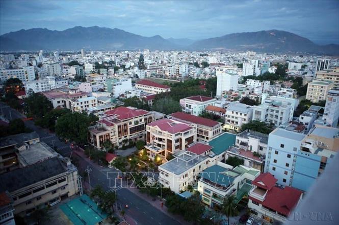 Thành phố Nha Trang được mệnh danh là hòn ngọc của biển Đông và là điểm du lịch thu hút hàng nghìn lượt khách du lịch trong và ngoài nước hàng năm. Ảnh: Trần Lê Lâm – TTXVN