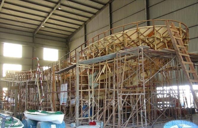 Đóng tàu cá vỏ composite theo Nghị định 67/NĐ-CP tại xưởng của Viện Nghiên cứu chế tạo tàu thủy, Đại học Nha Trang (Khánh Hòa). Ảnh: Nguyên Lý- TTXVN