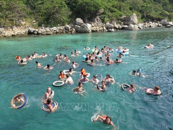  Du khách tắm biển tại đảo Hòn Một trong vịnh Nha Trang (Khánh Hòa). Ảnh: Tiên Minh -TTXVN

