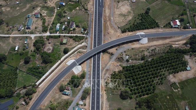 Cao tốc Cam Lâm - Vĩnh Hảo nối liền với 4 tuyến (Long Thành - Dầu Giây, Dầu Giây - Phan Thiết, Phan Thiết - Vĩnh Hảo, Nha Trang - Cam Lâm), tạo thành đoạn tuyến cao tốc Bắc - Nam phía đông dài khoảng 380km, từ thành phố Hồ Chí Minh đến Nha Trang (Khánh Hòa) và ngược lại. Ảnh Đặng Tuấn –TTXVN