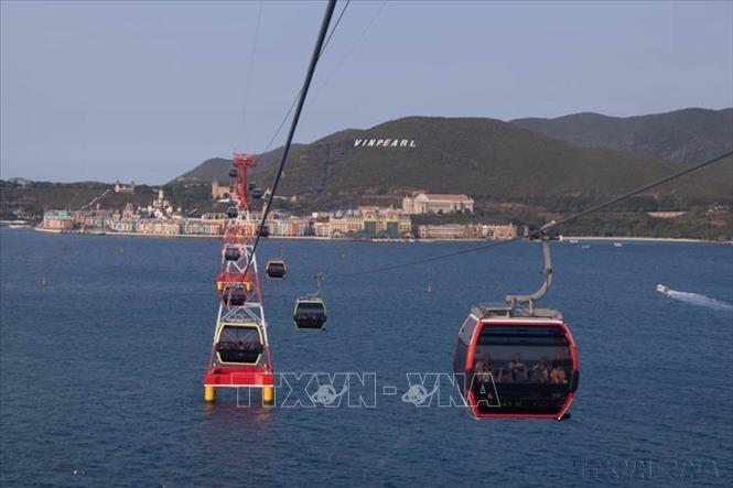 Từ trên cáp treo, du khách có thể thấy toàn cảnh thành phố Nha Trang và khu du lịch VinPearl đảo Hòn Tre. Thành phố Nha Trang có nhiều danh lam thắng cảnh và hoạt động du lịch biển với màu sắc du lịch độc đáo, hấp dẫn du khách đến tìm hiểu và phám phá. Ảnh: Hoàng Hiếu - TTXVN