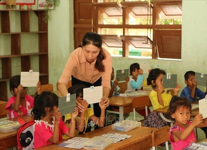 Một giờ dạy tăng cường tiếng Việt cho trẻ là con em đồng bào dân tộc thiểu số trước khi bước vào lớp 1 tại trường tiểu học Sơn Thái, huyện miền núi Khánh Vĩnh (Khánh Hòa). Ảnh: Phan Sáu  - TTXVN