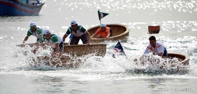 Thi lắc thúng nam một người tại Hội thi bơi thúng, lắc thúng, chào mừng Festival Biển Nha Trang 2013. Ảnh: Thanh Hà - TTXVN