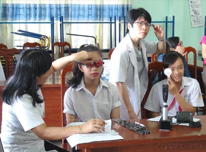Bác sỹ khám mắt cho học sinh tại chương trình “Vì ánh mắt trẻ thơ” do Quỹ Bảo trợ trẻ em tỉnh Khánh Hòa phối hợp với Công ty TNHH Bảo hiểm Nhân thọ Prudential Việt Nam tổ chức (26/11/2015). Ảnh: Nguyên Lý- TTXVN