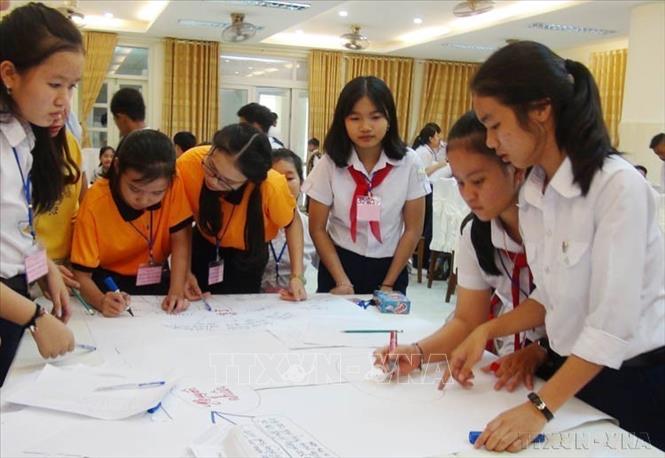 Các bạn nhỏ thảo luận các chủ đề liên quan về phòng chống bạo lực và xâm hại tình dục trẻ em tại Diễn đàn trẻ em tỉnh Khánh Hòa lần thứ 3 năm 2017. Ảnh: Phan Sáu - TTXVN
