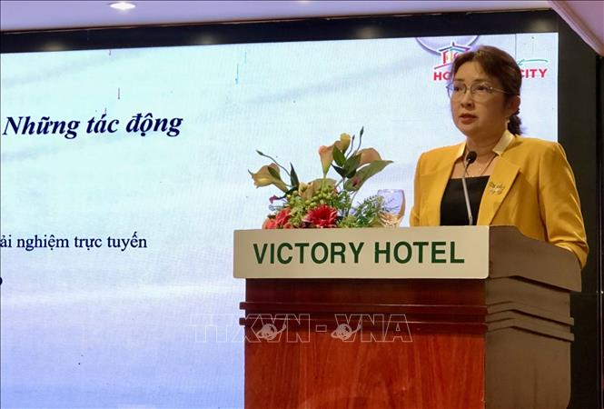 Phó Giám đốc Sở Du lịch Thành phố Hồ Chí Minh Bùi Thị Ngọc Hiếu công bố thông tin khảo sát doanh nghiệp du lịch tại hội nghị. Ảnh: Mỹ Phương – TTXVN
