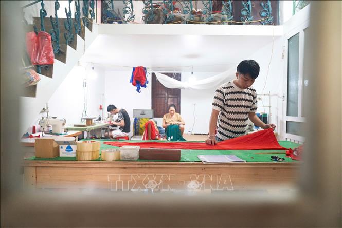 Trạch Xá nổi tiếng với nghề may áo dài truyền thống, được truyền lại qua nhiều thế hệ. Ảnh: Lê Đông - TTXVN 