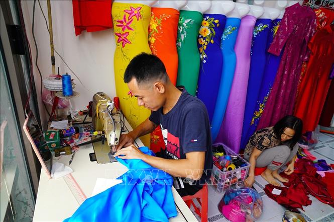 Từ nghìn năm nay, làng Trạch Xá đã nuôi dưỡng lớp lớp những người thợ may tài hoa, bằng tình yêu nghề và đôi bàn tay khéo léo, họ tạo ra những chiếc áo dài truyền thống tôn lên vẻ đẹp của người phụ nữ Việt Nam. Ảnh: Khánh Hoà - TTXVN            