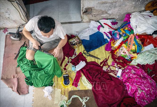 Một điểm độc đáo ở làng nghề Trạch Xá là số đàn ông theo nghề may nhiều hơn phụ nữ do truyền thống từ xa xưa. Ảnh: Khánh Hoà - TTXVN 