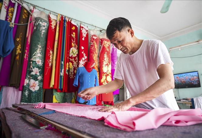 Các nghệ nhân nơi đây vẫn giữ được những kỹ thuật truyền thống cùng với sự khéo léo và kỹ thuật trong từng đường kim, mũi chỉ tạo nên sự khác biệt cho Nghề may Trạch Xá. Ảnh: Khánh Hoà - TTXVN 