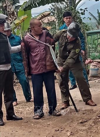 Đối tượng Bùi Văn Chin bị lực lượng Công an bắt giữ. Ảnh: TTXVN phát
