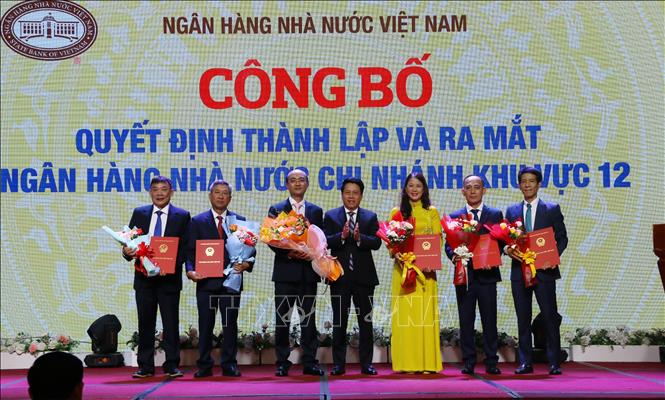 Phó Thống đốc Ngân hàng Nhà nước Việt Nam Phạm Tiến Dũng trao Quyết định bổ nhiệm các Phó Giám đốc Ngân hàng Nhà nước khu vực 12. Ảnh: Lê Xuân-TTXVN