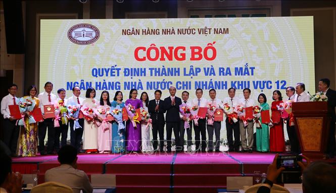 Phó Thống đốc Ngân hàng Nhà nước Việt Nam Phạm Tiến Dũng trao Quyết định bổ nhiệm các chức danh lãnh đạo chủ chốt của Ngân hàng Nhà nước khu vực 12. Ảnh: Lê Xuân-TTXVN