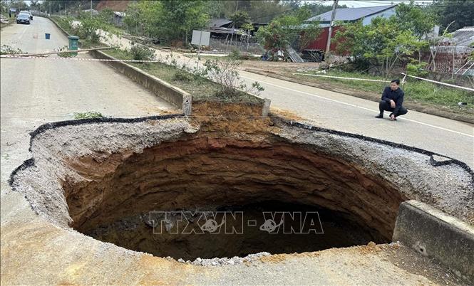Gần khu vực vị trí hố sụt lún có nhiều nhà dân sinh sống. Ảnh: Nguyễn Công Hải - TTXVN
