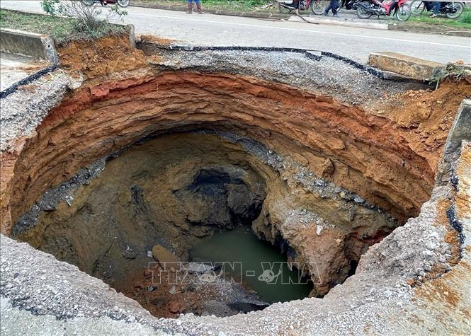 Sở Xây dựng Bắc Kạn đánh giá sơ bộ vị trí sụt lún dạng hang động cácxtơ và bên dưới có dòng nước ngầm chảy thường xuyên kéo theo đất, đá gây ra sụt lún nền đường. Ảnh: Nguyễn Công Hải - TTXVN 