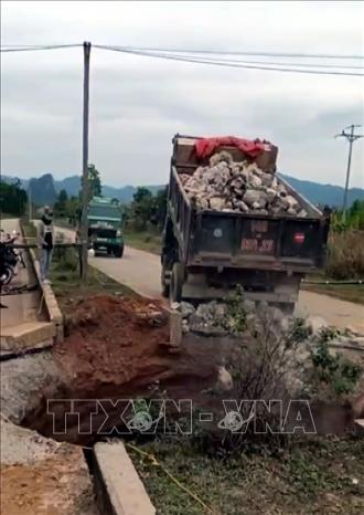 Đơn vị chức năng đã đổ trên 100m3 đá hộc và đá xô bồ để lấp hố nhưng hố lún tiếp tục lún thêm và tụt hết toàn bộ số đá này xuống hố lún. Ảnh: Nguyễn Công Hải - TTXVN