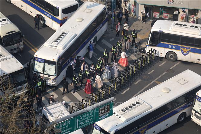 Xe buýt của cảnh sát được triển khai gần Tòa án Hiến pháp Hàn Quốc ở Seoul, ngày 1/4/2025. Ảnh: YONHAP/TTXVN