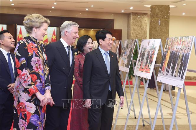Chủ tịch nước Lương Cường và Phu nhân cùng Nhà Vua Vương quốc Bỉ Philippe và Hoàng hậu Mathilde tham quan trưng bày ảnh về quan hệ hai nước do Thông tấn xã Việt Nam thực hiện. Ảnh: Lâm Khánh – TTXVN