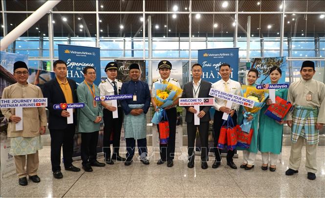 Các thành viên phi hành đoàn của Vietnam Airlines trên chuyến bay VN681 (Hà Nội-Kuala Lumpur) chụp ảnh lưu niệm với đối tác Malaysia tại sân bay quốc tế Kuala Lumpur, tối 1/4/2025. Ảnh: Hằng Linh-PV TTXVN tại Malaysia