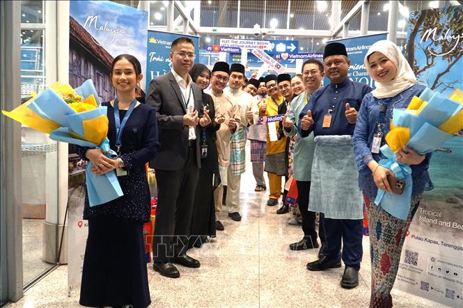 Đại diện của Vietnam Airlines, Tổng Cục Du lịch Malaysia và sân bay quốc tế Kuala Lumpur chờ đón những hành khách đầu tiên trên chuyến bay Hà Nội-Kuala Lumpur, tối 1/4/2025. Ảnh: Hằng Linh-PV TTXVN tại Malaysia
