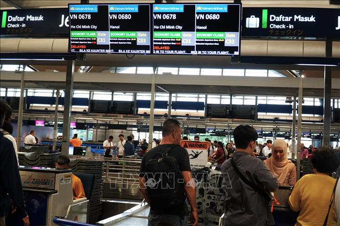 Hành khách chờ làm thủ tục lên chuyến bay VN 680 (Kuala Lumpur-Hà Nội) tại sân bay quốc tế Kuala Lumpur tối 1/4/2025. Ảnh: Hằng Linh-PV TTXVN tại Malaysia