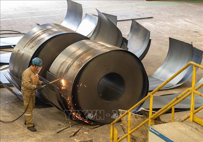 Sản phẩm thép cuộn cán nóng sản xuất ra đến đâu được tiêu thụ ngay đến đó. Ảnh: Hoàng Hiếu - TTXVN