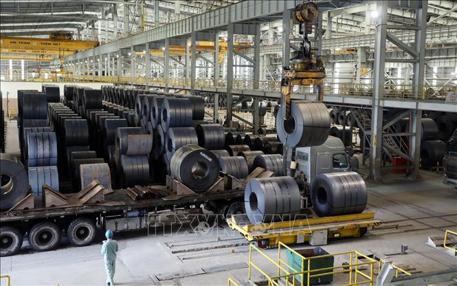 Sản phẩm thép cuộn cán mỏng sản xuất ra đến đâu được tiêu thụ ngay đến đó. Ảnh: Quốc Khánh - TTXVN