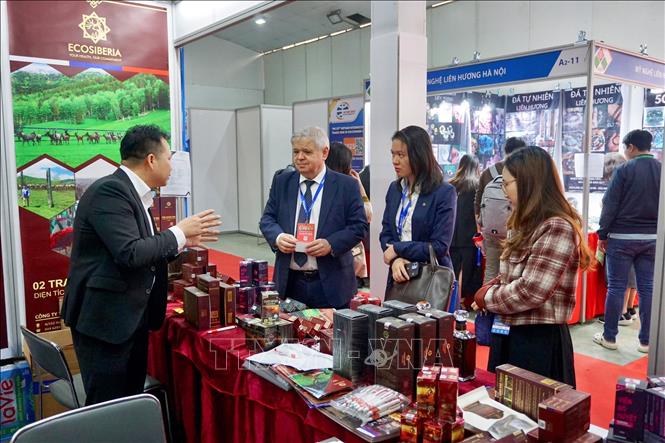Khách tham quan gian hàng tại hội chợ. Ảnh: Tú Anh/TTXVN phát