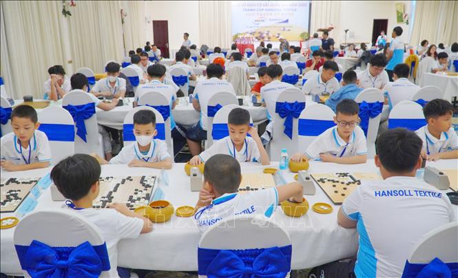 Các kỳ thủ nam tranh tài ở nội dung Cờ tiêu chuẩn. Ảnh: Trung Tuyến – TTXVN