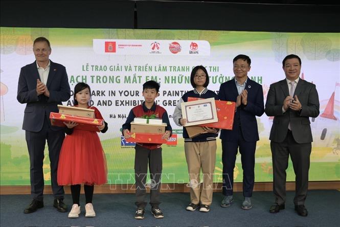 Trao giải Nhất cho các tác giả. Ảnh: Lương Hiếu/TTXVN phát