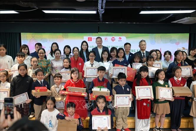 Các tác giả đoạt giải và Ban tổ chức. Ảnh: Lương Hiếu/TTXVN phát