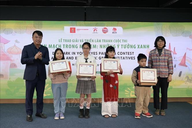 Trao giải Nhì cho các tác giả. Ảnh: Lương Hiếu/TTXVN phát