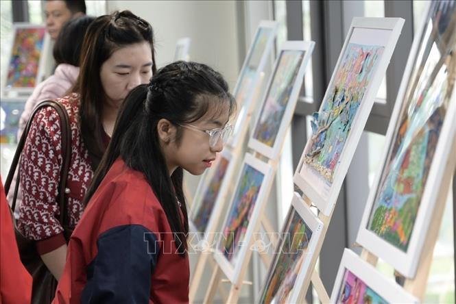 Tranh đoạt giải được trưng bày tại buổi lễ. Ảnh: Lương Hiếu/TTXVN phát