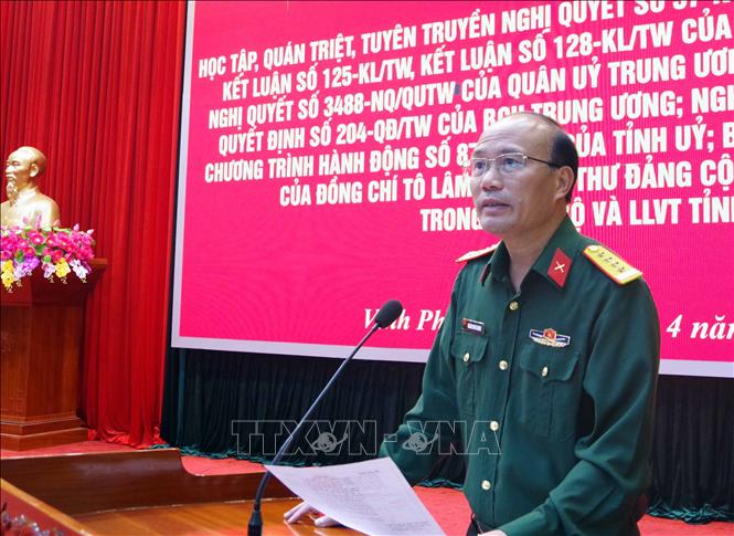 Chính ủy Bộ CHQS tỉnh Vĩnh Phúc Hoàng Nam Chung phổ biến, tuyên truyền các nghị quyết, kết luận của Bộ Chính trị, Ban Bí thư tại hội nghị. Ảnh: Hoàng Hùng -TTXVN