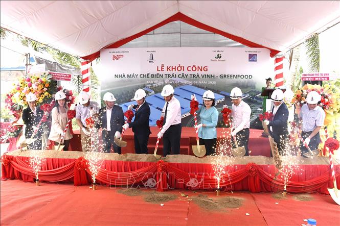 Đại biểu thực hiện nghi thức khởi công. Ảnh: Thanh Hòa-TTXVN