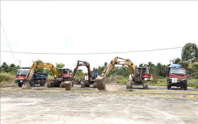 Các phương tiện cơ giới thi công dự án. Ảnh: Thanh Hòa-TTXVN